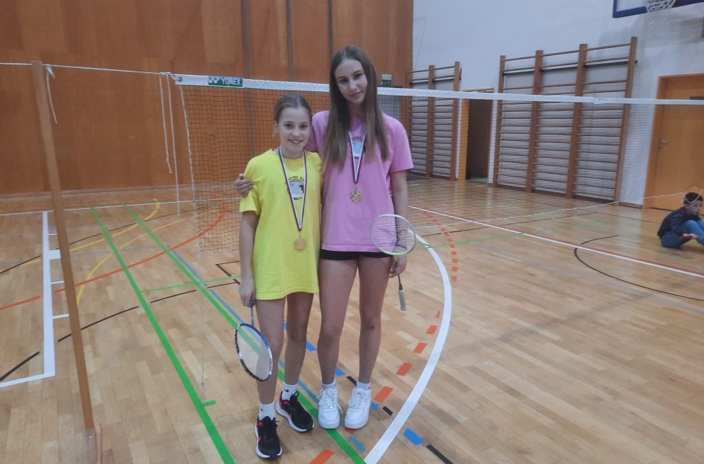 Daša Mihelič in Klementina Zalokar področni prvakinji v badmintonu